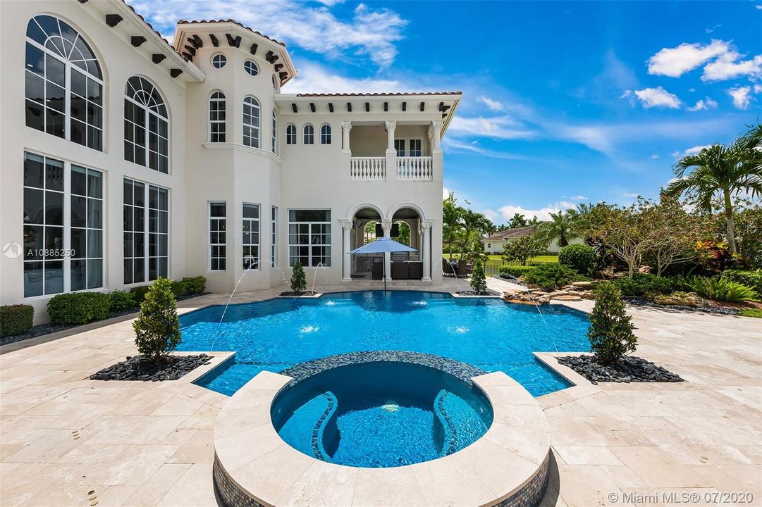 Recently Sold: $2,300,000 (6 beds, 5 baths, 6024 Square Feet)