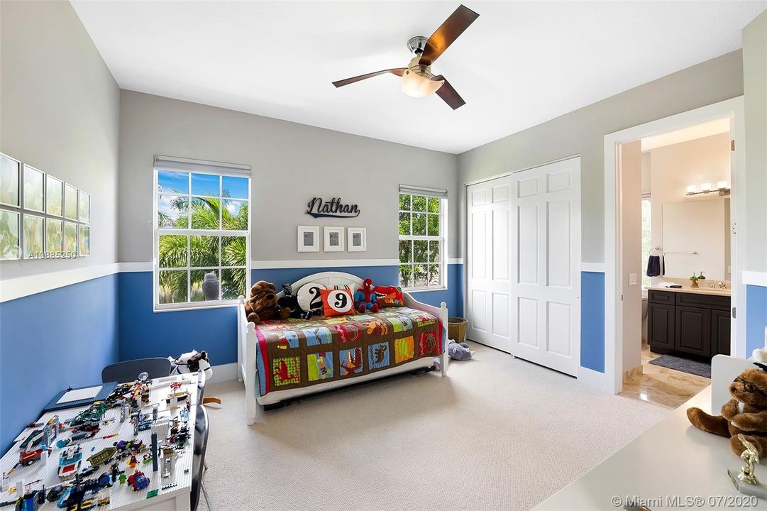 Recently Sold: $2,300,000 (6 beds, 5 baths, 6024 Square Feet)