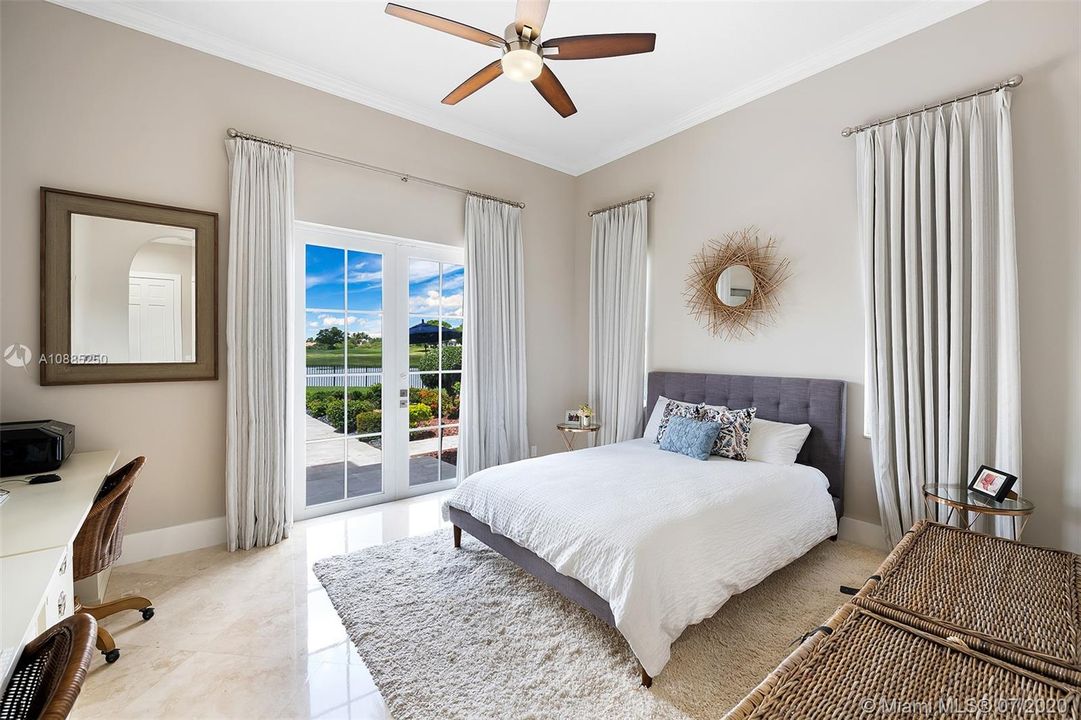 Recently Sold: $2,300,000 (6 beds, 5 baths, 6024 Square Feet)