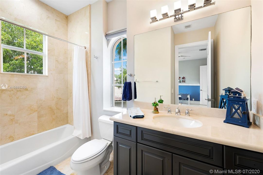 Recently Sold: $2,300,000 (6 beds, 5 baths, 6024 Square Feet)