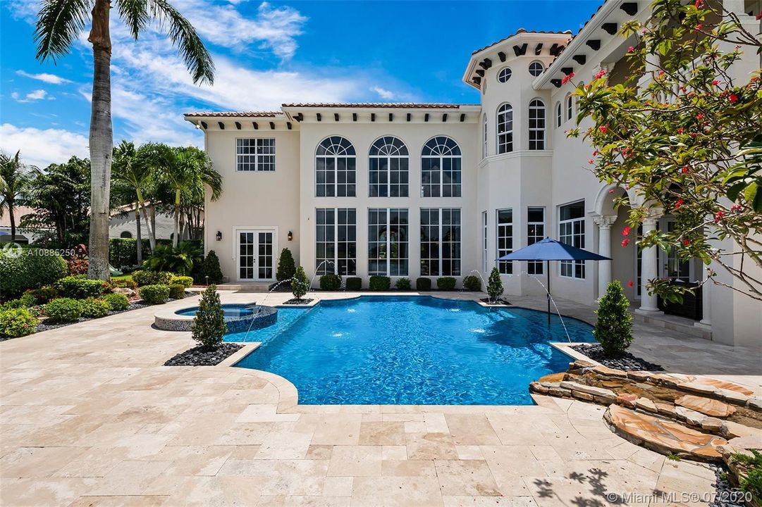 Recently Sold: $2,300,000 (6 beds, 5 baths, 6024 Square Feet)