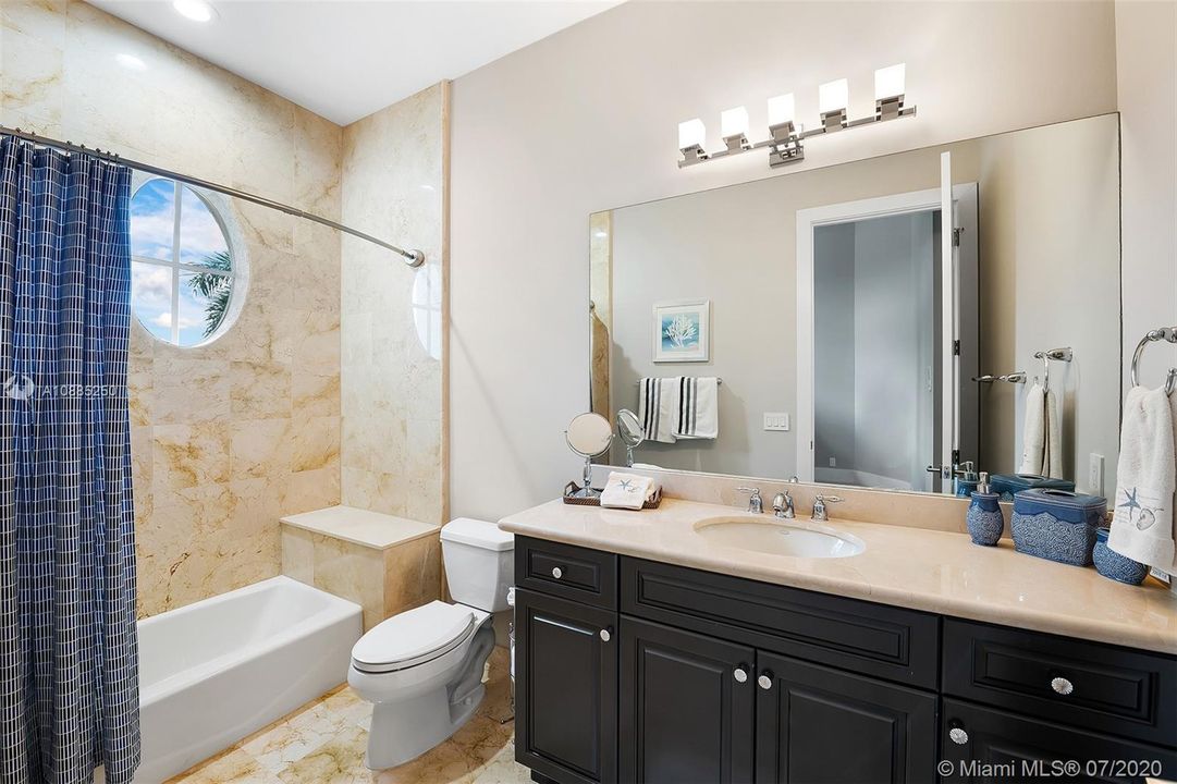 Recently Sold: $2,300,000 (6 beds, 5 baths, 6024 Square Feet)