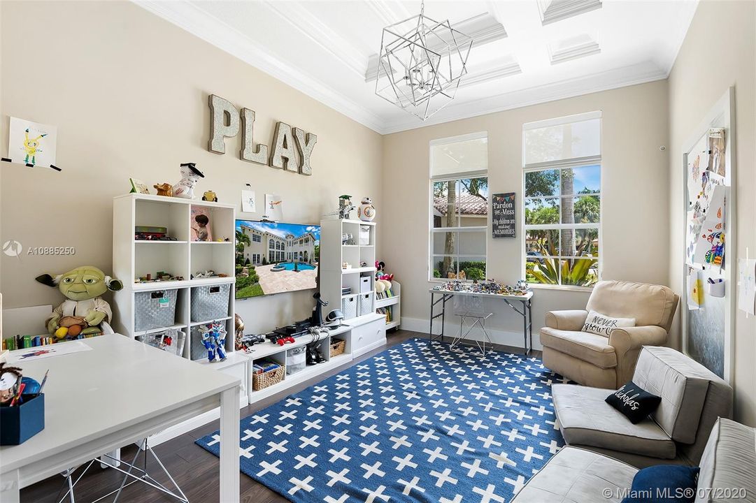 Recently Sold: $2,300,000 (6 beds, 5 baths, 6024 Square Feet)