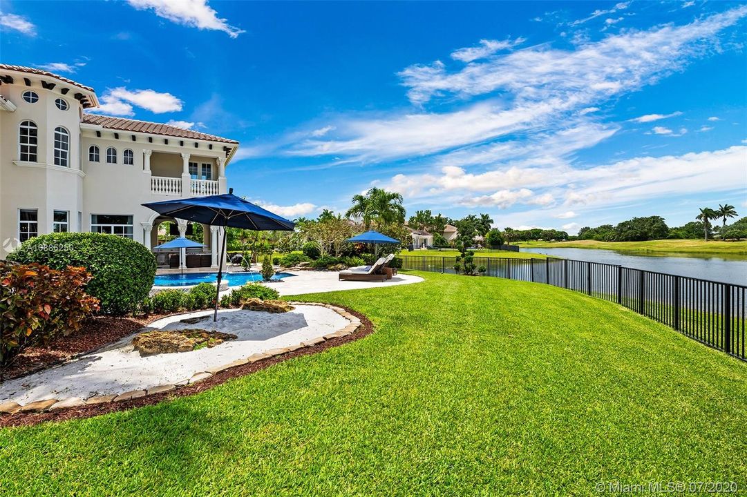 Recently Sold: $2,300,000 (6 beds, 5 baths, 6024 Square Feet)