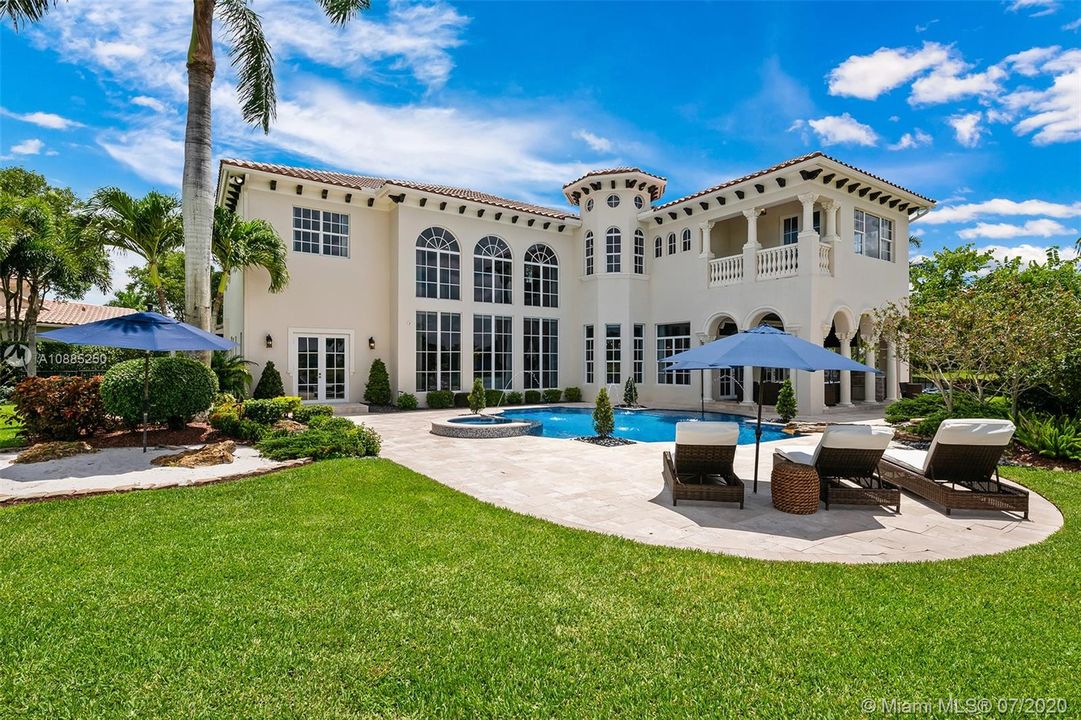 Recently Sold: $2,300,000 (6 beds, 5 baths, 6024 Square Feet)