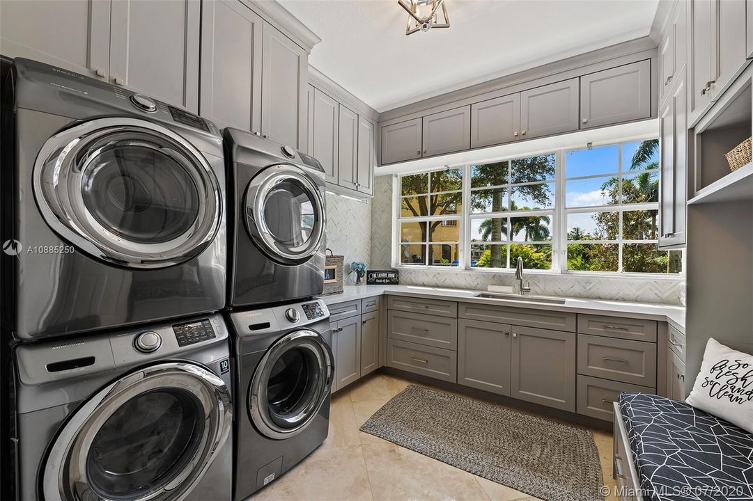 Recently Sold: $2,300,000 (6 beds, 5 baths, 6024 Square Feet)