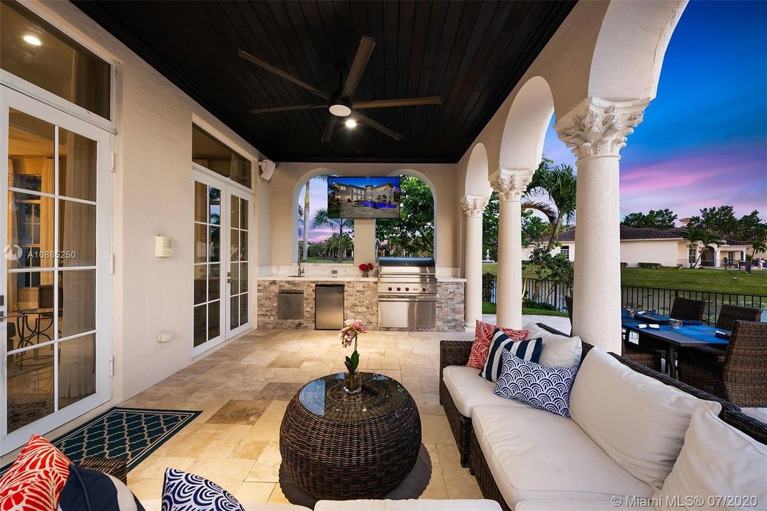 Recently Sold: $2,300,000 (6 beds, 5 baths, 6024 Square Feet)