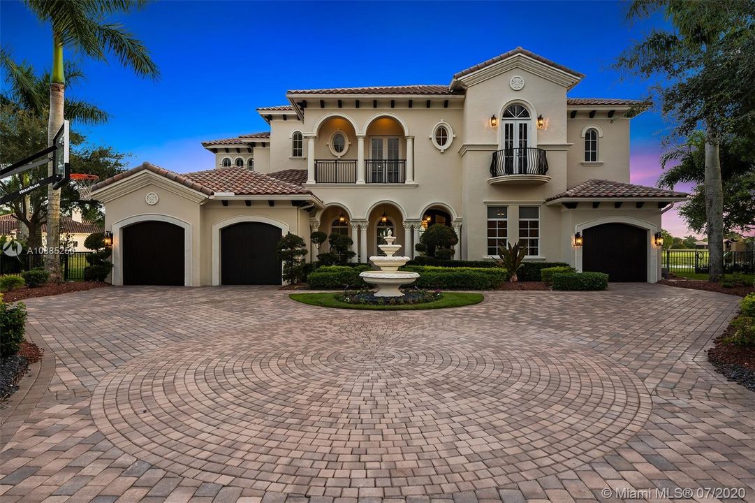 Recently Sold: $2,300,000 (6 beds, 5 baths, 6024 Square Feet)