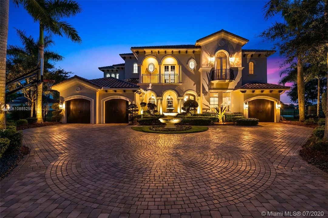 Recently Sold: $2,300,000 (6 beds, 5 baths, 6024 Square Feet)