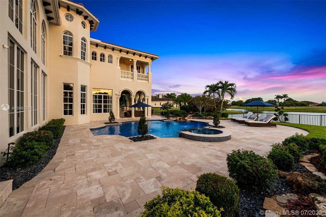 Recently Sold: $2,300,000 (6 beds, 5 baths, 6024 Square Feet)