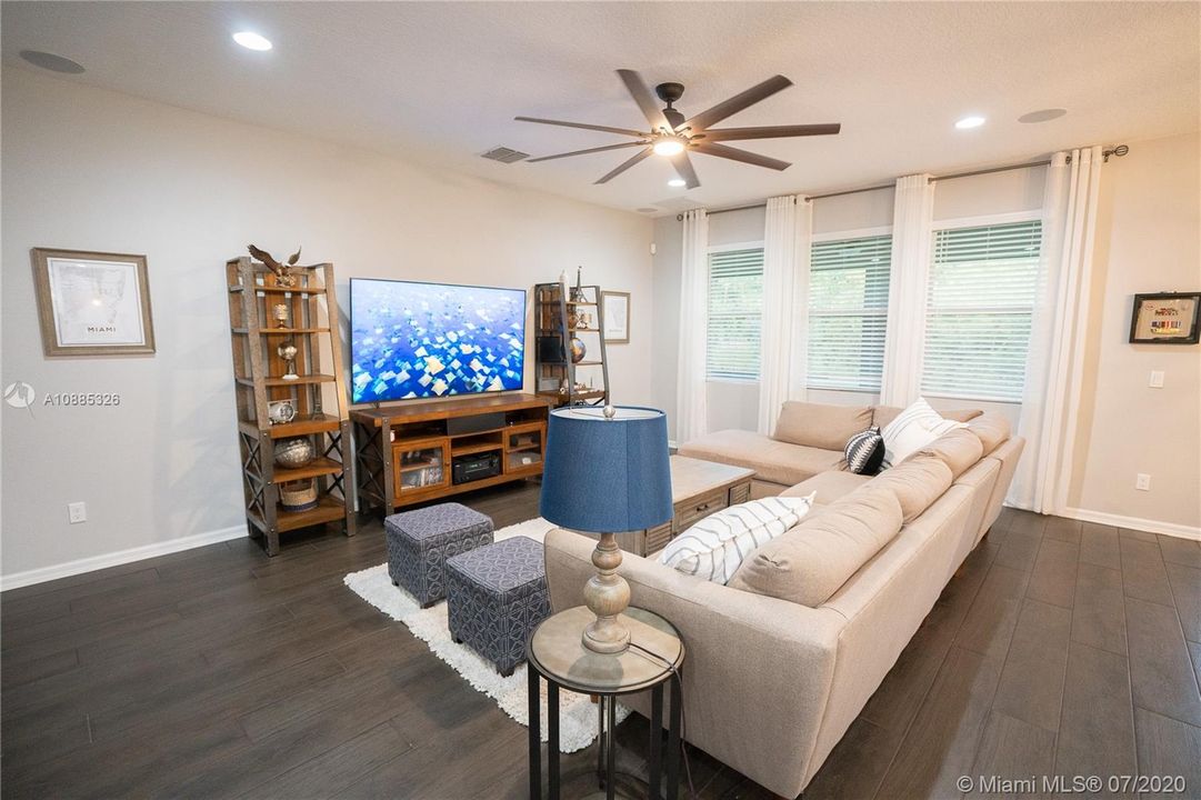 Recently Sold: $295,000 (4 beds, 2 baths, 2013 Square Feet)