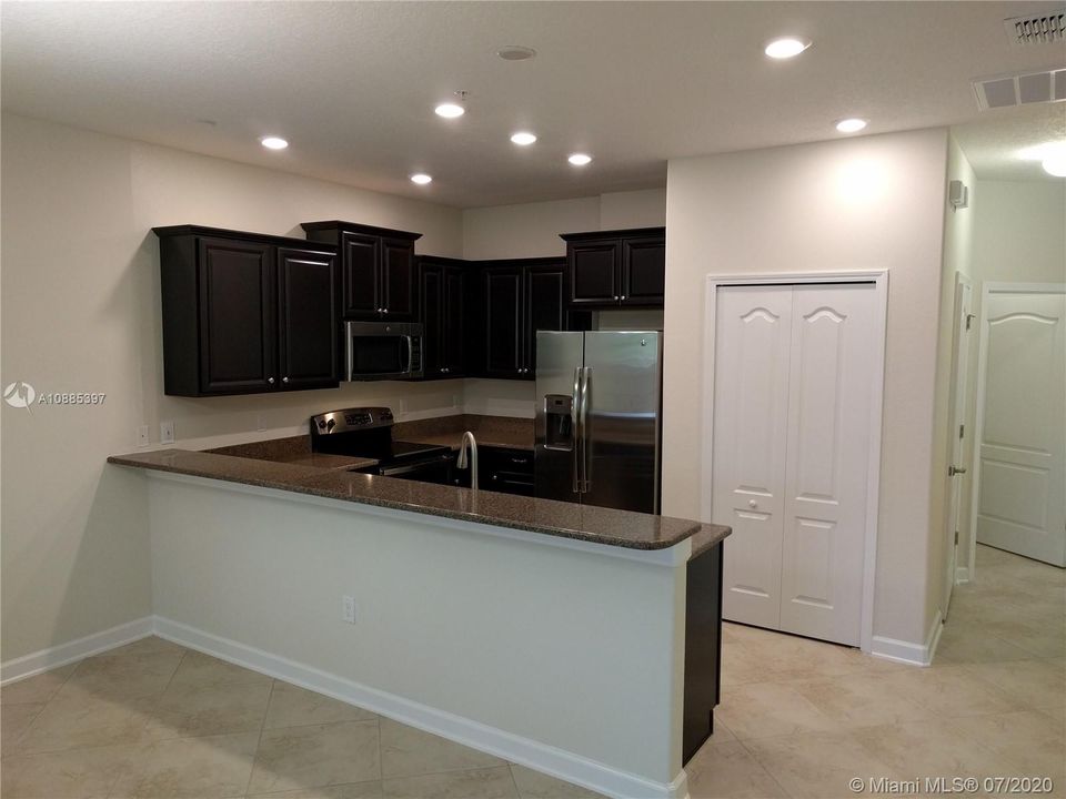 Vendido Recientemente: $199,000 (2 camas, 2 baños, 2025 Pies cuadrados)