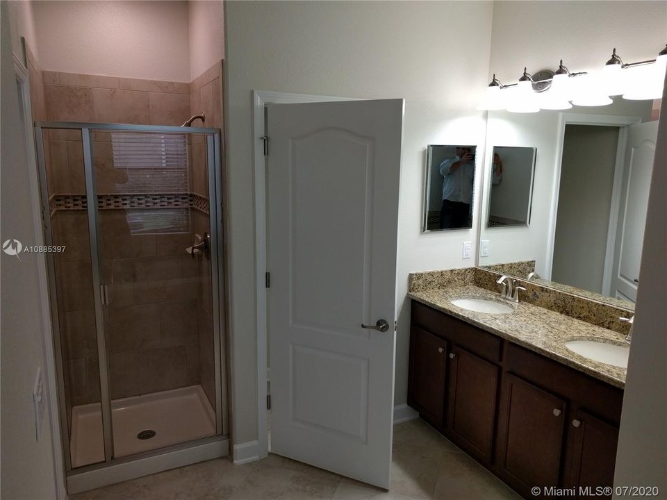 Vendido Recientemente: $199,000 (2 camas, 2 baños, 2025 Pies cuadrados)