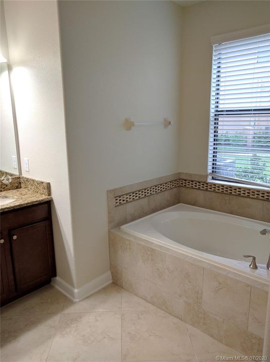 Vendido Recientemente: $199,000 (2 camas, 2 baños, 2025 Pies cuadrados)
