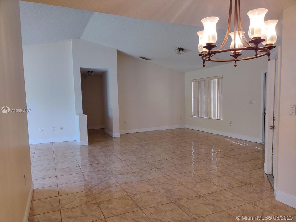 Recently Rented: $2,100 (3 beds, 2 baths, 1765 Square Feet)