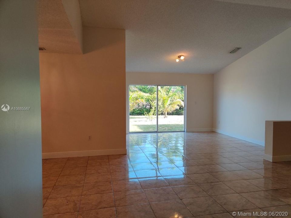 Recently Rented: $2,100 (3 beds, 2 baths, 1765 Square Feet)
