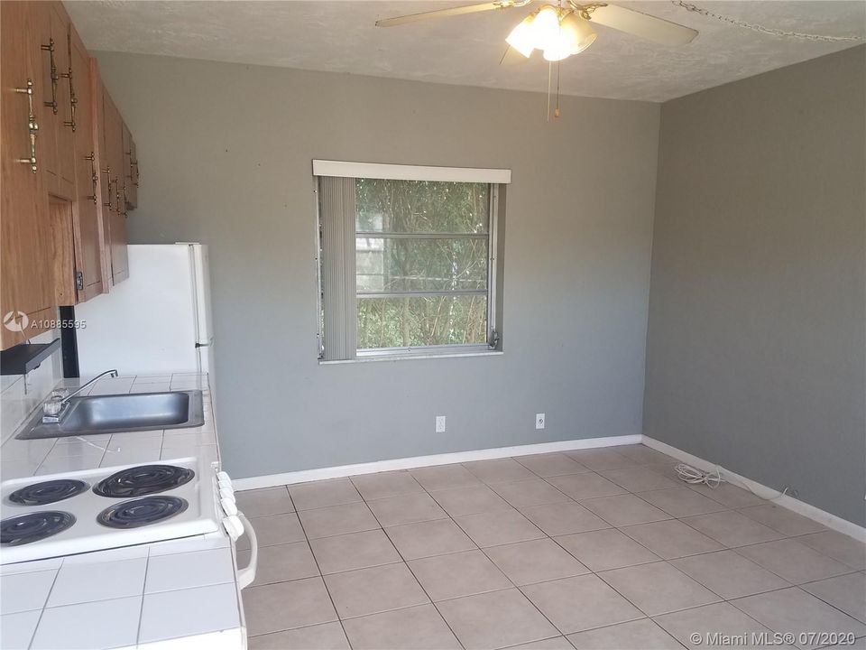 Recently Rented: $1,000 (1 beds, 1 baths, 610 Square Feet)