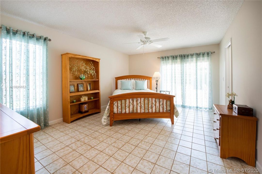 Недавно продано: $395,000 (3 спален, 2 ванн, 1804 Квадратных фут)