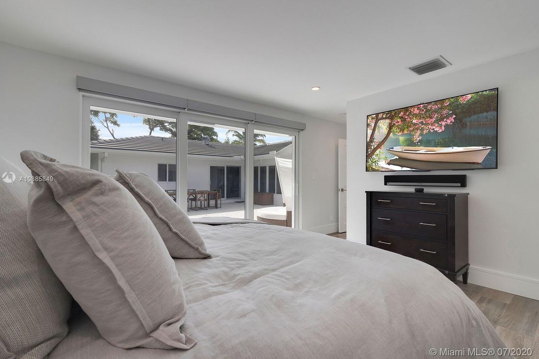 Recently Sold: $1,299,000 (4 beds, 3 baths, 2330 Square Feet)