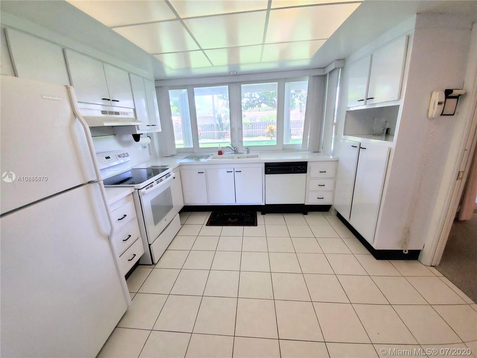 Недавно продано: $365,000 (3 спален, 2 ванн, 1648 Квадратных фут)