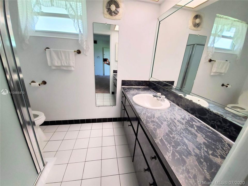 Недавно продано: $365,000 (3 спален, 2 ванн, 1648 Квадратных фут)