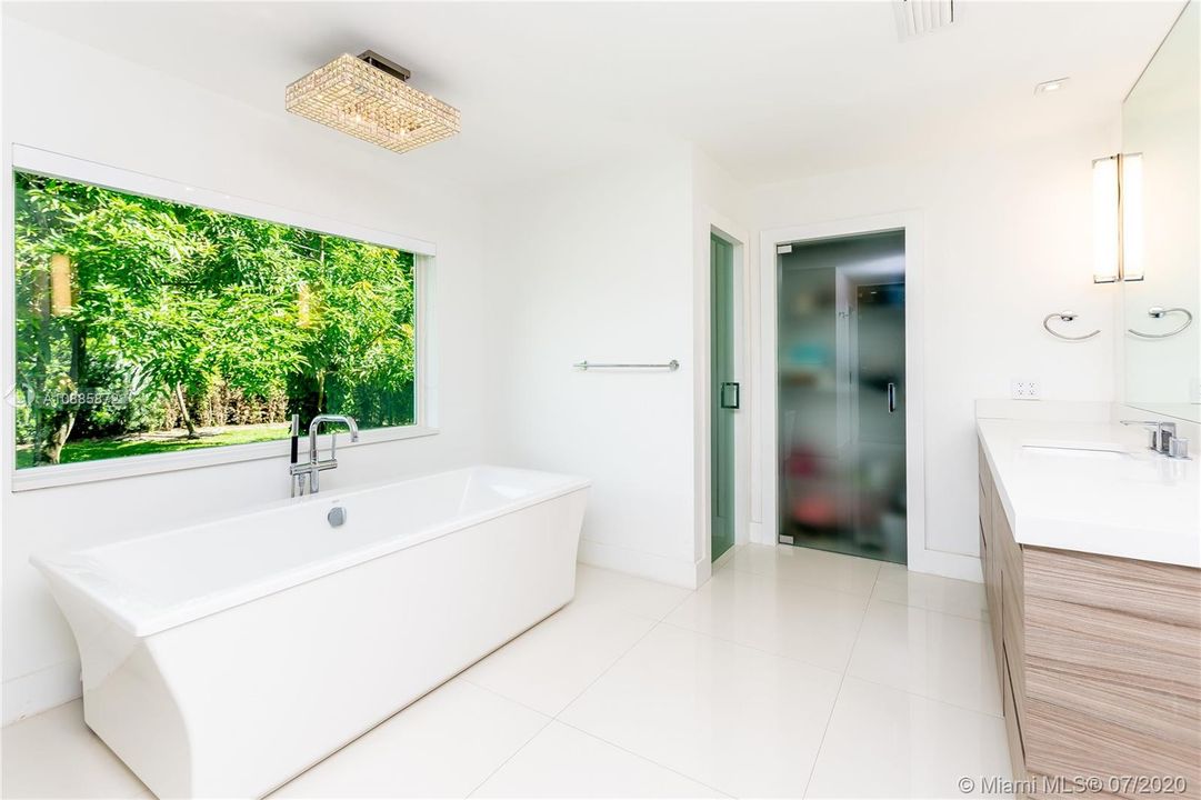 Recently Rented: $14,500 (6 beds, 6 baths, 3868 Square Feet)