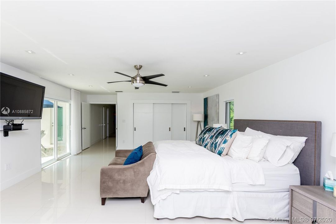 Recently Rented: $14,500 (6 beds, 6 baths, 3868 Square Feet)