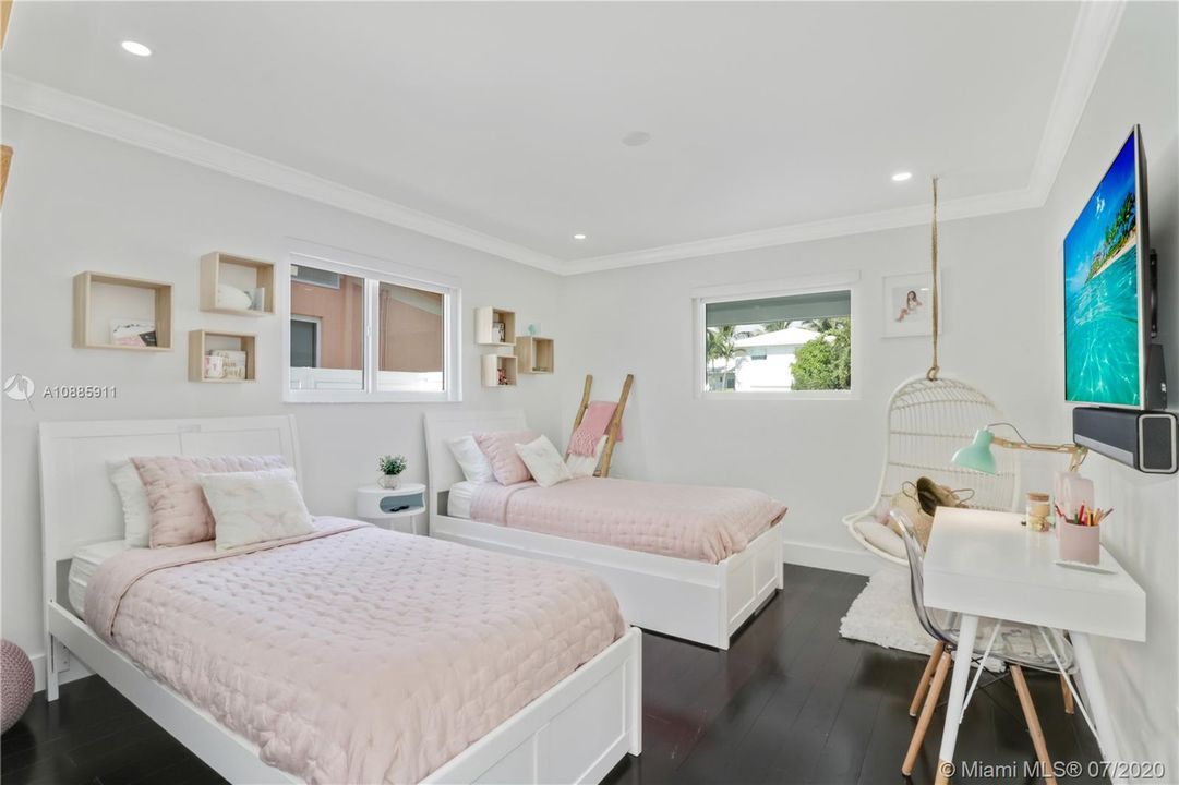 Vendido Recientemente: $1,250,000 (3 camas, 2 baños, 2580 Pies cuadrados)