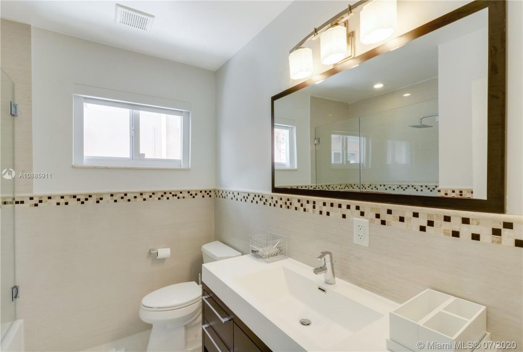 Vendido Recientemente: $1,250,000 (3 camas, 2 baños, 2580 Pies cuadrados)