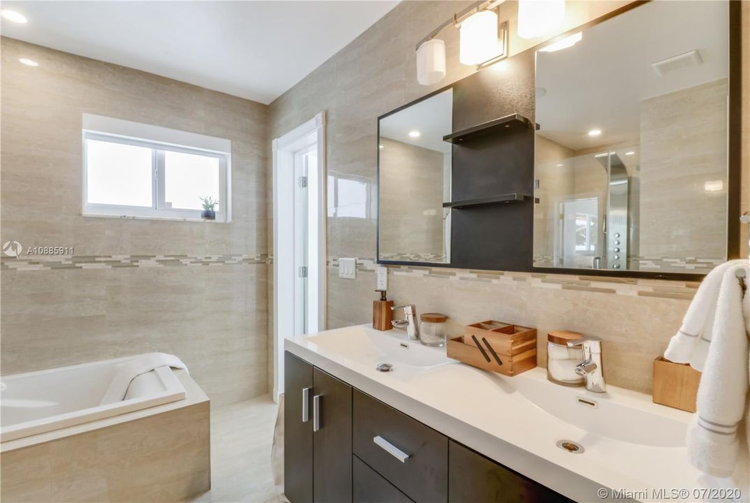 Vendido Recientemente: $1,250,000 (3 camas, 2 baños, 2580 Pies cuadrados)