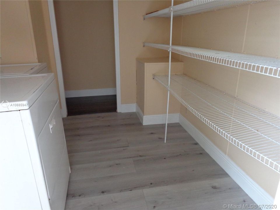 Vendido Recientemente: $149,990 (4 camas, 2 baños, 1690 Pies cuadrados)