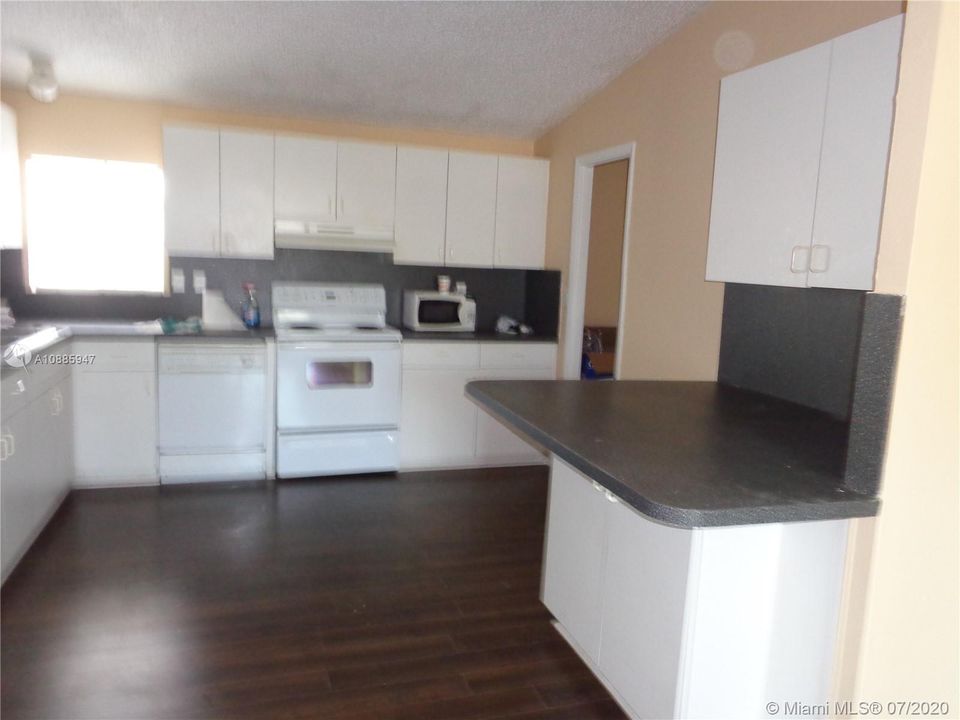 Vendido Recientemente: $149,990 (4 camas, 2 baños, 1690 Pies cuadrados)