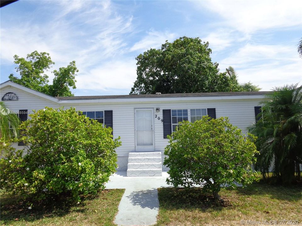 Vendido Recientemente: $149,990 (4 camas, 2 baños, 1690 Pies cuadrados)