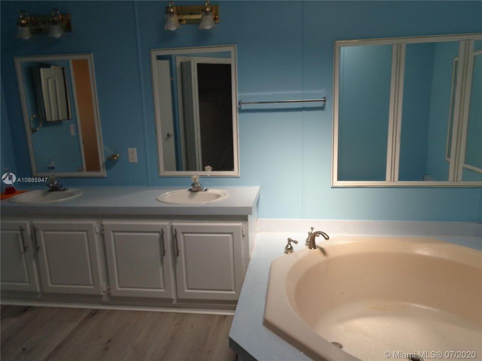 Vendido Recientemente: $149,990 (4 camas, 2 baños, 1690 Pies cuadrados)