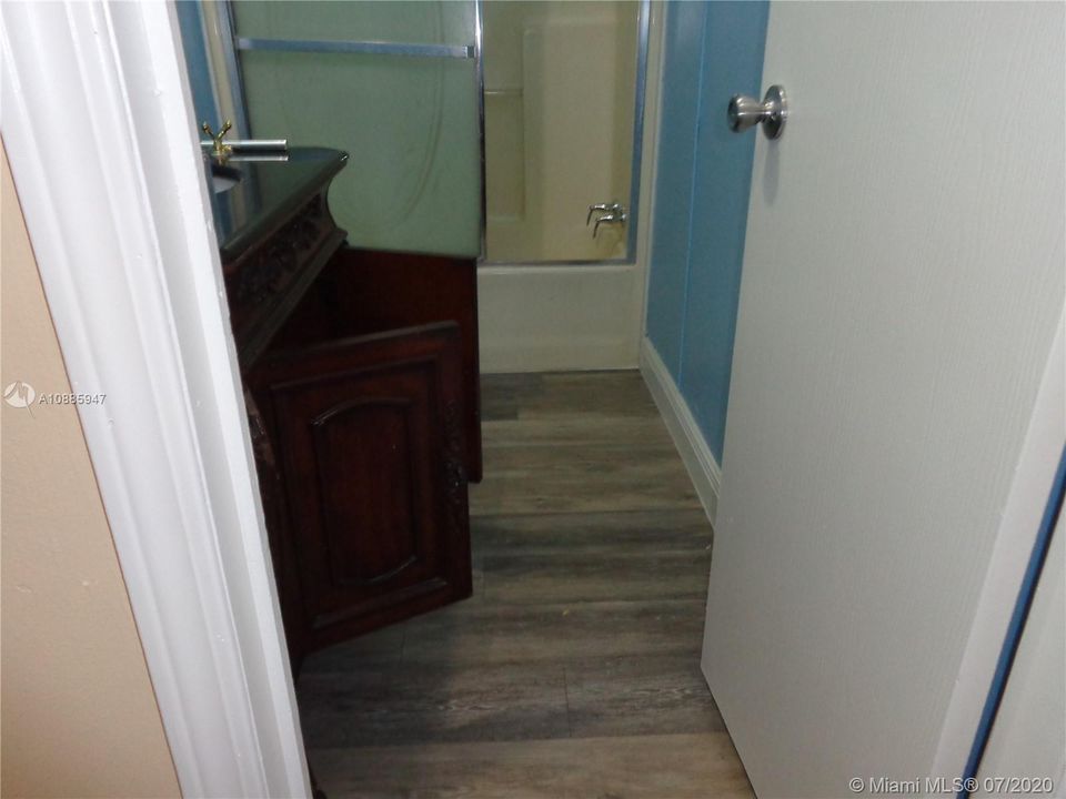 Vendido Recientemente: $149,990 (4 camas, 2 baños, 1690 Pies cuadrados)