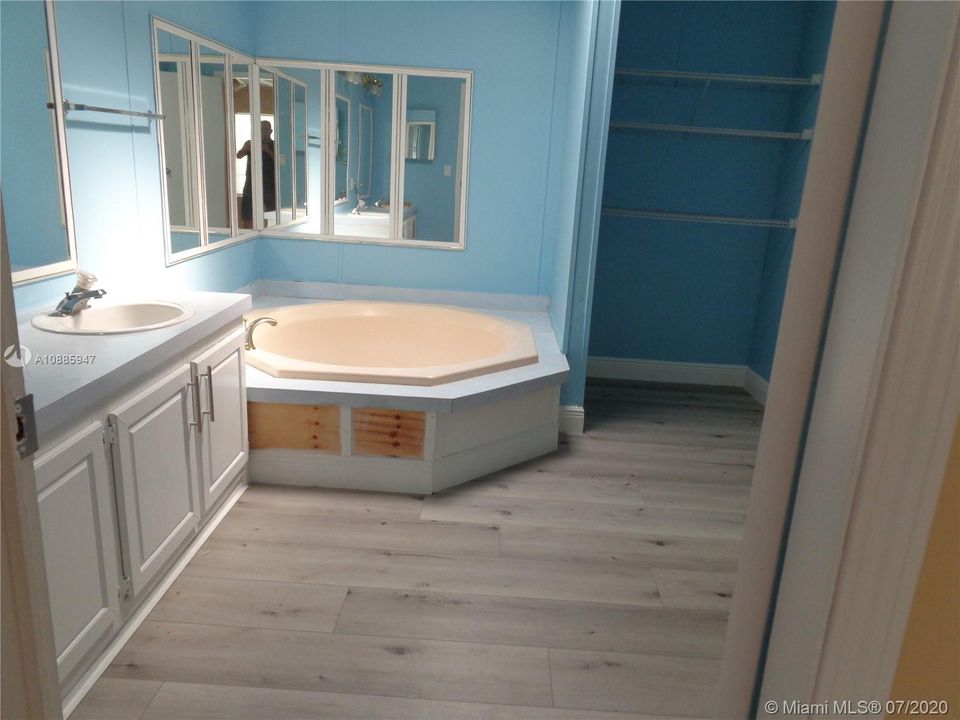 Vendido Recientemente: $149,990 (4 camas, 2 baños, 1690 Pies cuadrados)