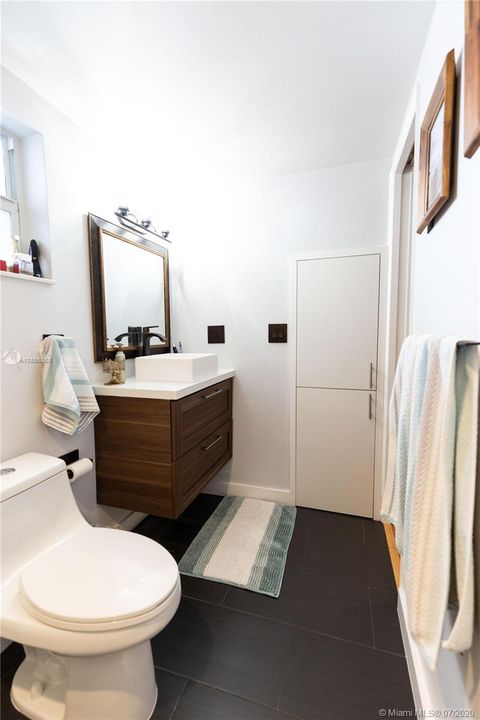 Recently Sold: $265,000 (1 beds, 1 baths, 732 Square Feet)