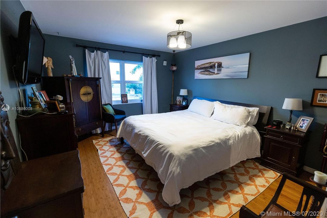 Recently Sold: $265,000 (1 beds, 1 baths, 732 Square Feet)