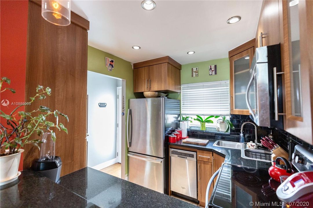 Recently Sold: $265,000 (1 beds, 1 baths, 732 Square Feet)