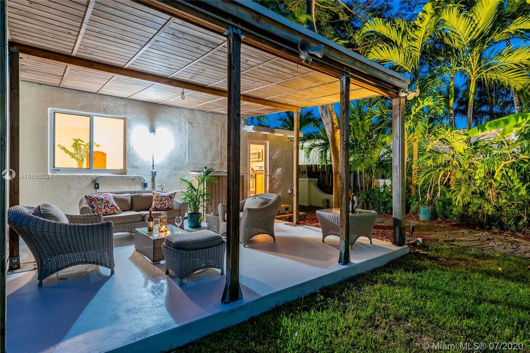 Vendido Recientemente: $449,000 (2 camas, 1 baños, 966 Pies cuadrados)