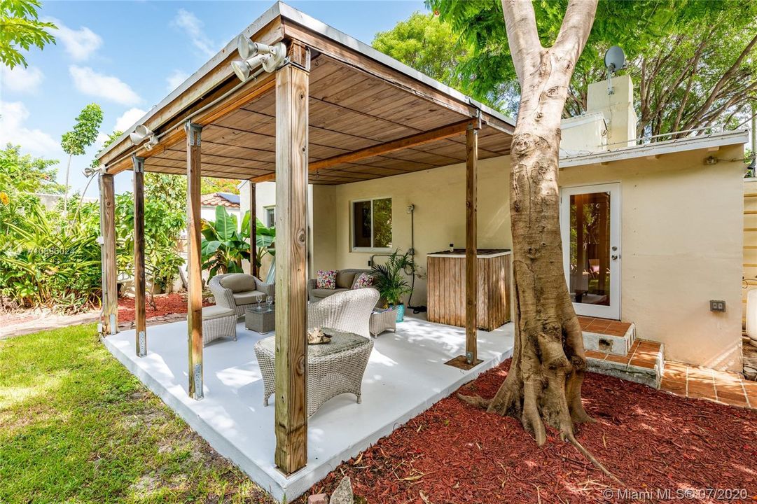 Vendido Recientemente: $449,000 (2 camas, 1 baños, 966 Pies cuadrados)