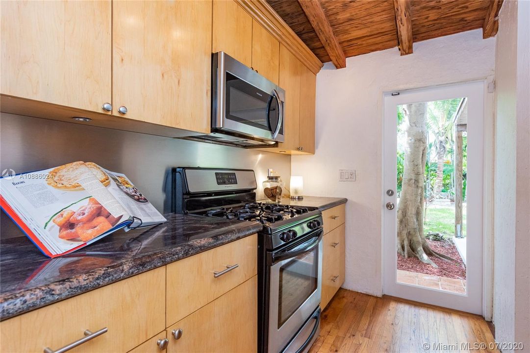 Vendido Recientemente: $449,000 (2 camas, 1 baños, 966 Pies cuadrados)