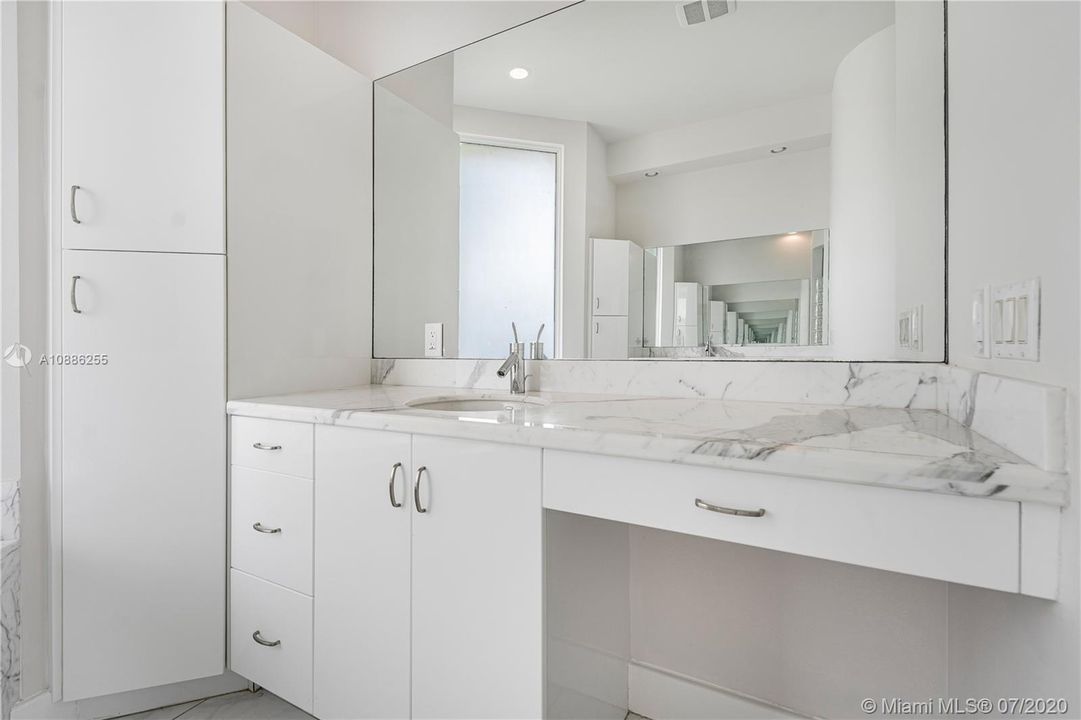 Recently Sold: $1,599,900 (6 beds, 5 baths, 4639 Square Feet)
