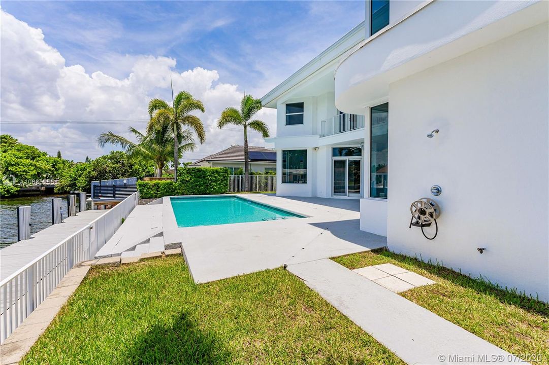 Recently Sold: $1,599,900 (6 beds, 5 baths, 4639 Square Feet)