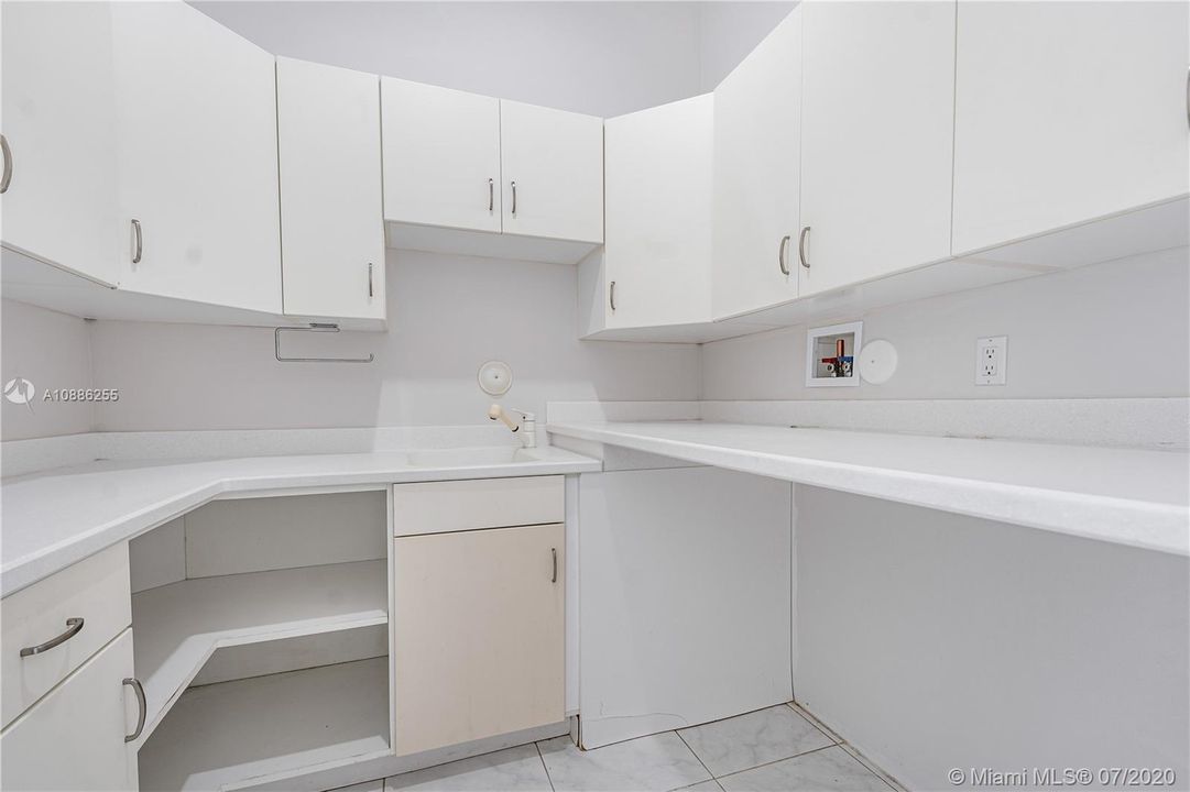 Recently Sold: $1,599,900 (6 beds, 5 baths, 4639 Square Feet)