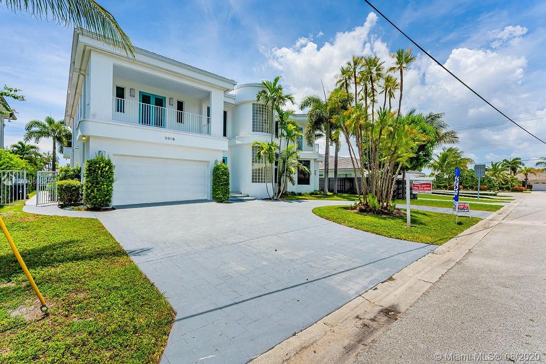 Recently Sold: $1,599,900 (6 beds, 5 baths, 4639 Square Feet)