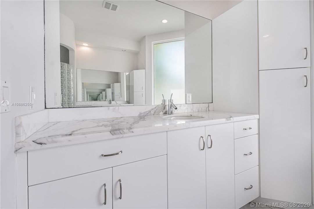 Recently Sold: $1,599,900 (6 beds, 5 baths, 4639 Square Feet)