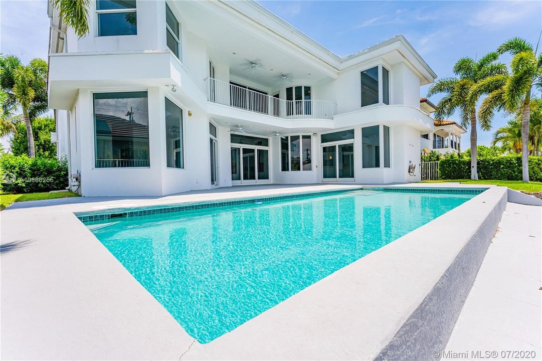 Recently Sold: $1,599,900 (6 beds, 5 baths, 4639 Square Feet)
