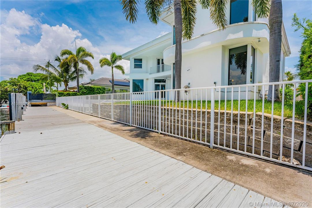 Recently Sold: $1,599,900 (6 beds, 5 baths, 4639 Square Feet)