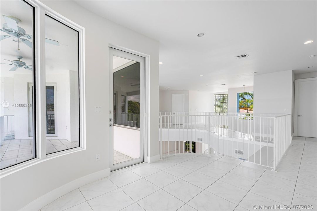 Recently Sold: $1,599,900 (6 beds, 5 baths, 4639 Square Feet)